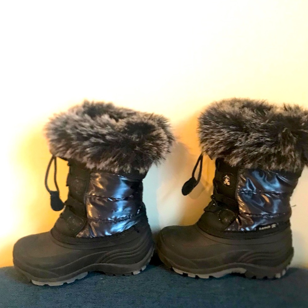 Kamik fur-cuffed winter boots in shiny navy/black, rugged sole toddler size 8